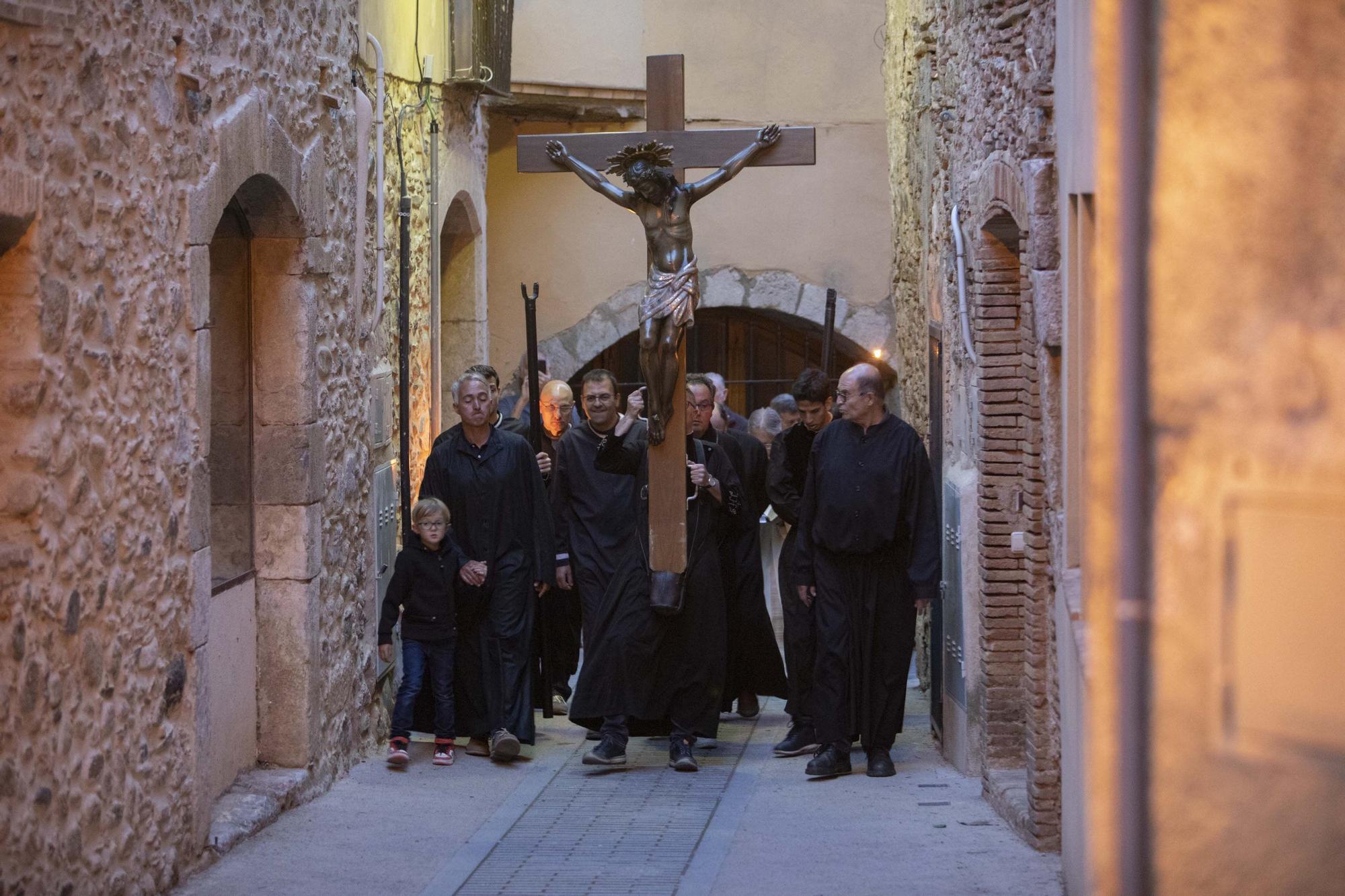 Peralada treu al Sant Crist Negre en processó invocant la pluja