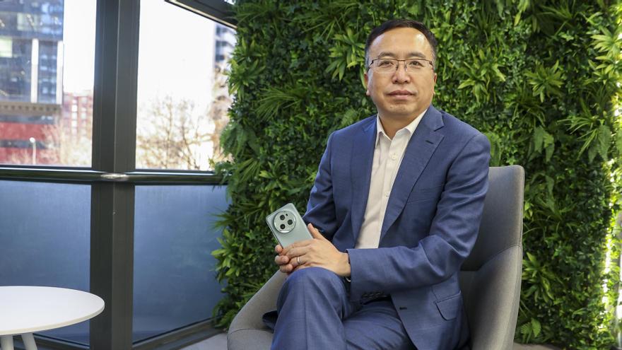El conseller delegat de la tecnologia xinesa Honor, George Zhao, durant una entrevista amb EFE
