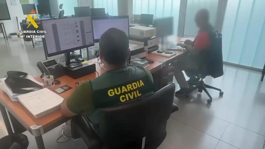 La Guardia Civil detiene a un falso ojeador de fútbol por abusar de 61 menores en Canarias La Guardia Civil detiene a un falso ojeador de fútbol por abusar de 61 menores en Canarias