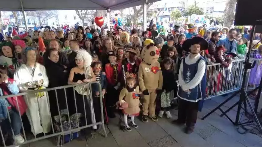 Entroido A Coruña 2024: Concurso de disfraces infantiles y ambiente en la calle de la Torre