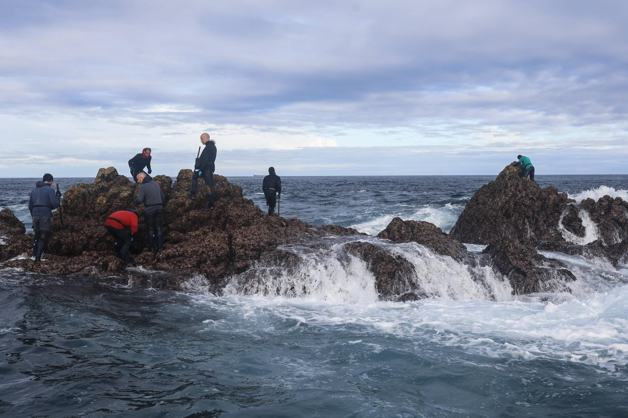 EN IMÁGENES: Así es la dura jornada de los perceberos del cabo Peñas: un oficio de alto riesgo a merced de las olas