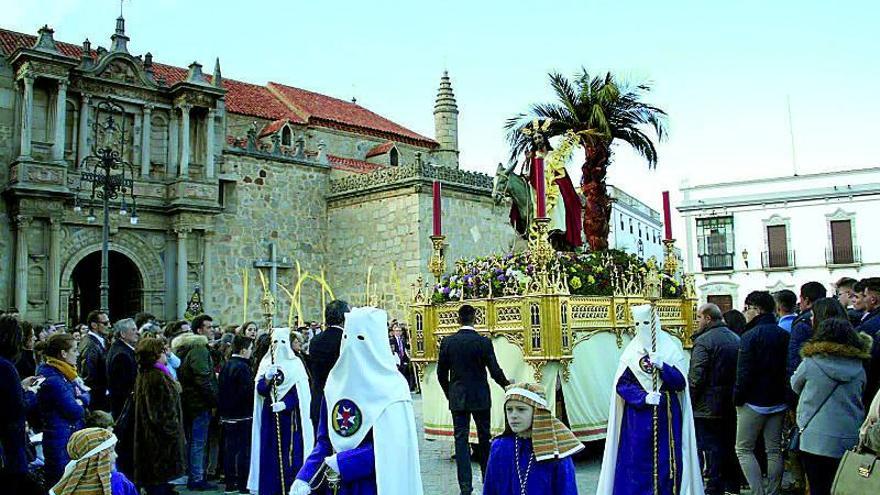 La Borriquita, ante la Catedral de la Sierra: Domingo de Ramos, inicio de la Semana Santa, se llena de palmas en Hinojosa del Duque con la procesión de la Borriquita.