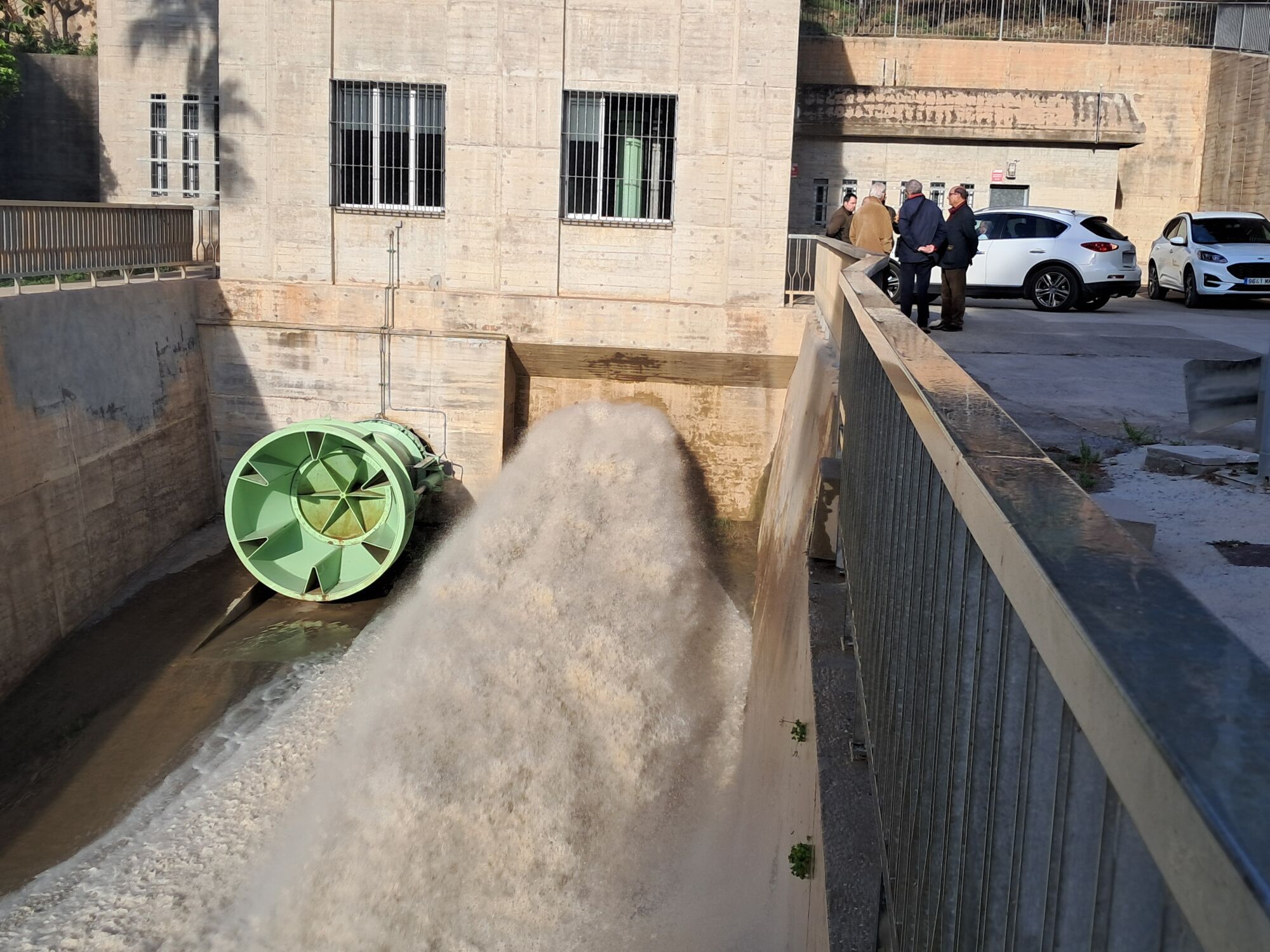 Desagüe de la presa del Limonero, para reducir su nivel tras las últimas lluvias