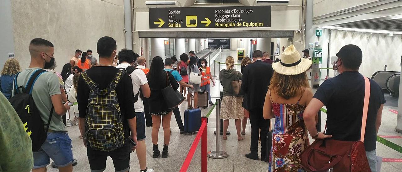 Muchos viajeros ya han apreciado que no se escanean los códigos QR de los certificados UE covid en los controles que realiza el Govern en los aeropuertos de Balears. | M. B. M.