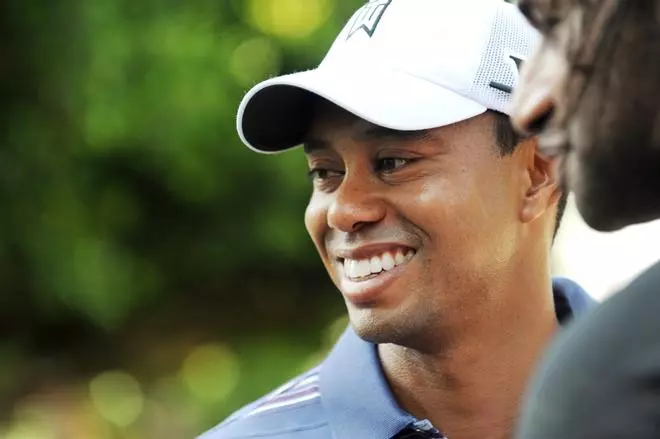 Tiger Woods publica su primera imagen, con muletas y escayola, tras su grave accidente