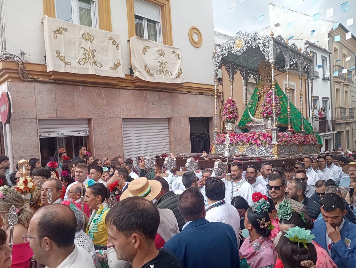 La Morenita de Rute acompañada por sus devotos este domingo.