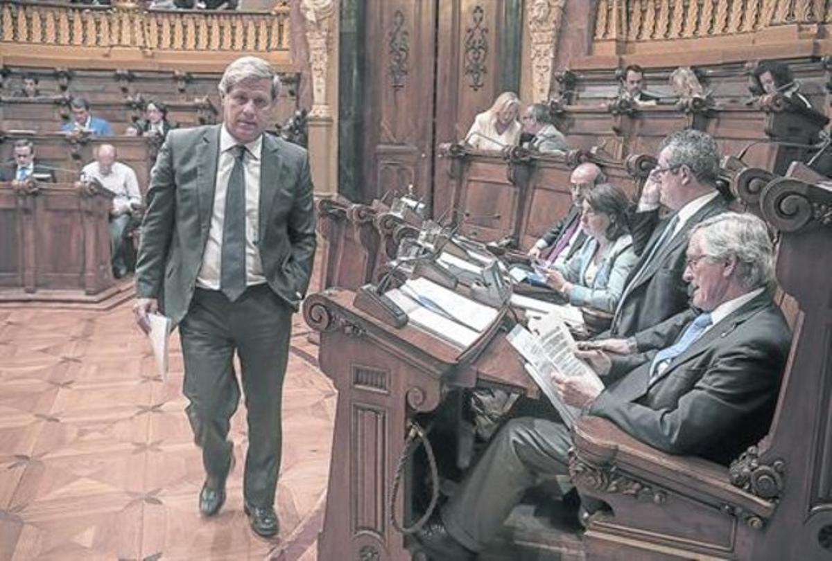 Fernández Díaz passa pel costat del seient de l’alcalde, ahir, durant el ple municipal. Fernández Díaz passa pel costat del seient de l’alcalde, ahir, durant el ple municipal.
