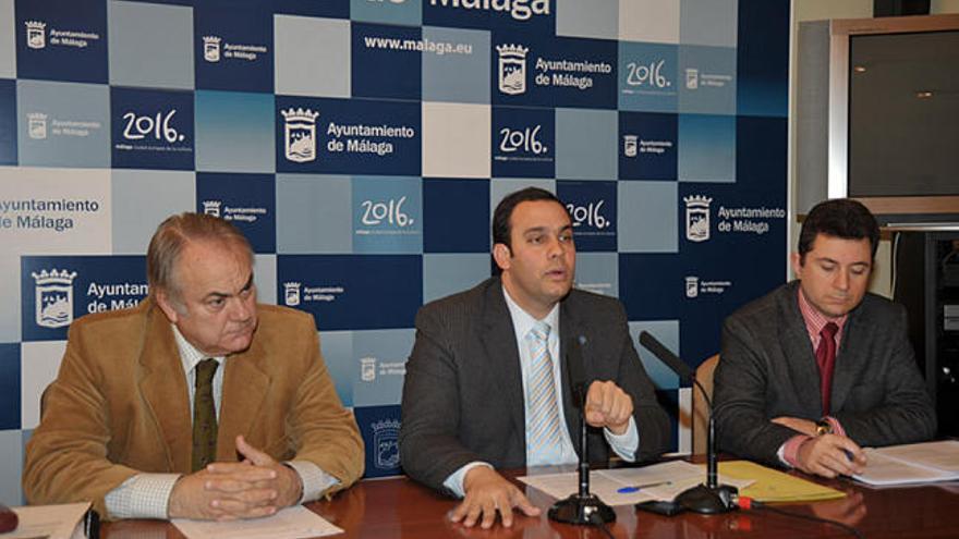Defensa. El edil de Urbanismo, con el gerente y el gerente adjunto.