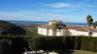 Vivir entre mar y montaña: este es el chalet con piscina en Alicante que no te puedes perder