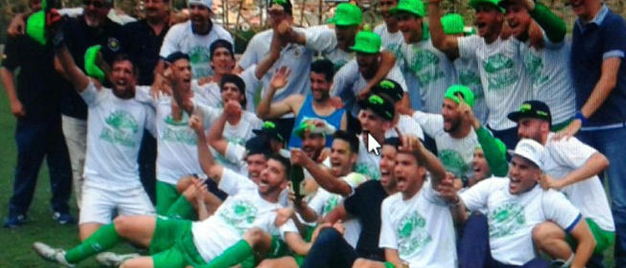 Los jugadores y técnicos del Villa Santa Brígida celebran la consecución del título de campeón de Tercera.