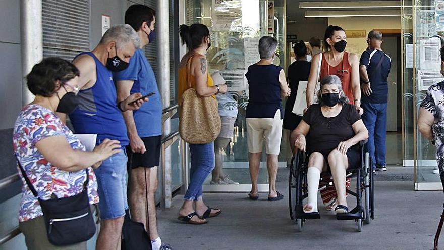 Usuarios de un centro de salud de Córdoba esperan su turno. | A.J. GONZÁLEZ