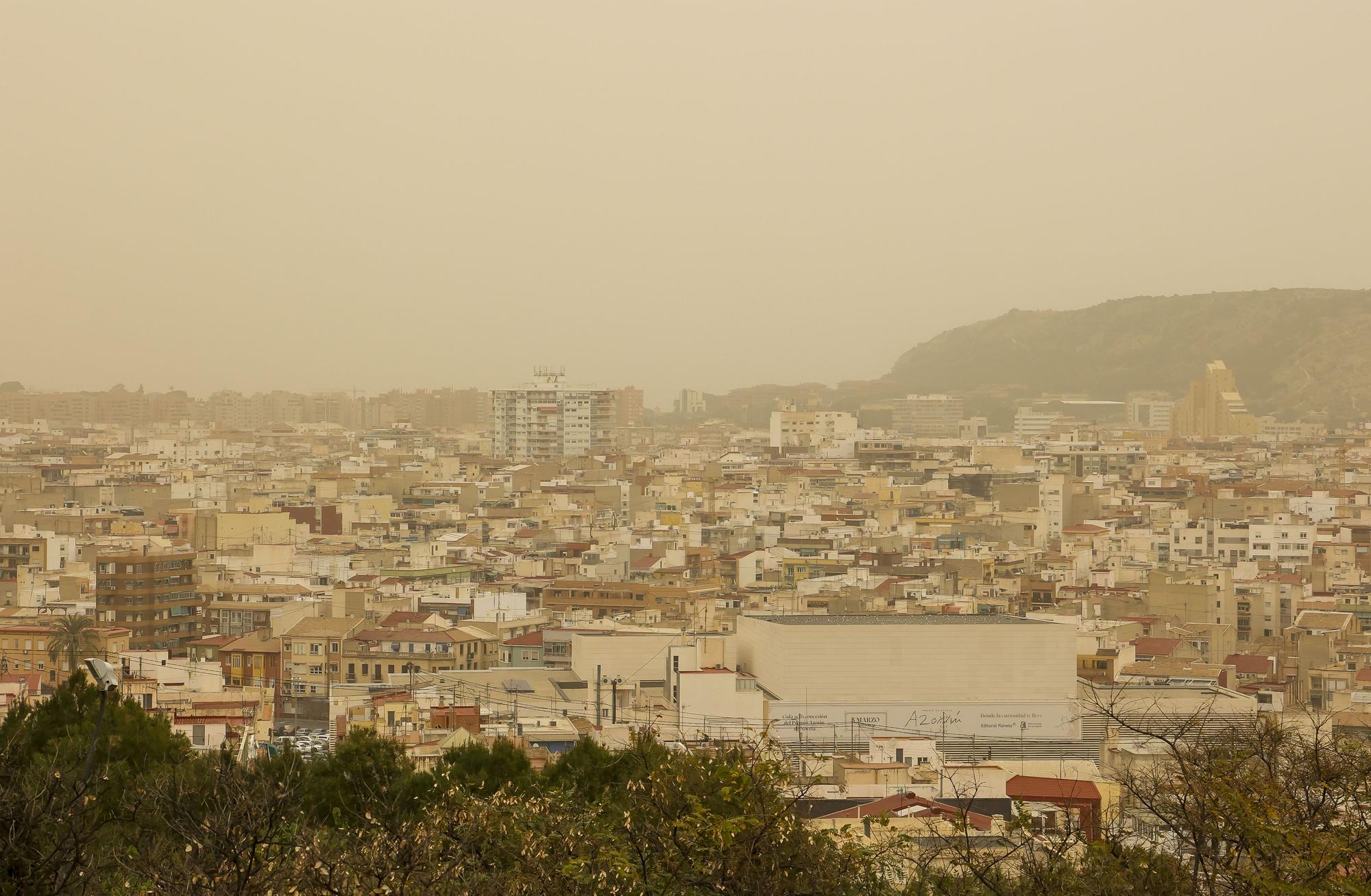 El polvo sahariano ensucia la ciudad de Alicante