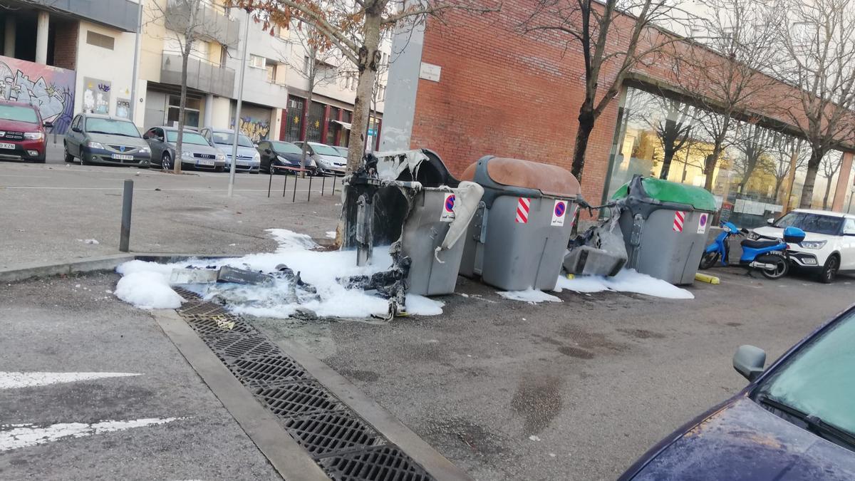 Cremen contenidors en quatre punts diferents en poc més de mitja hora a  Girona - Diari de Girona