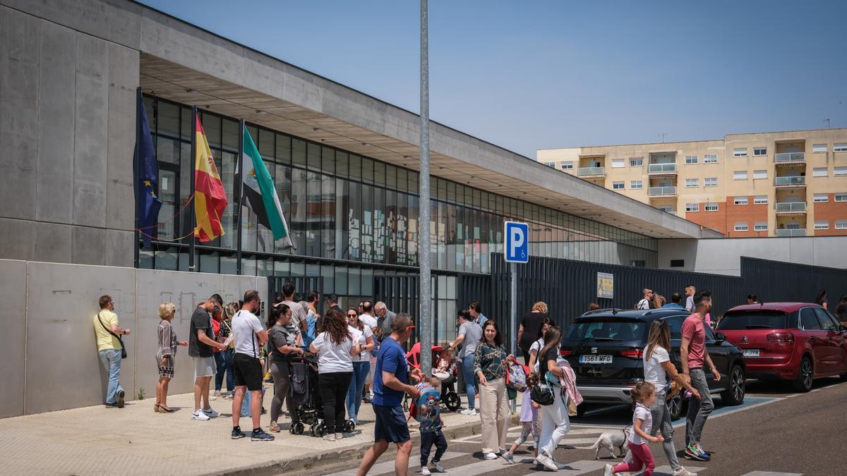 Escolares y padres a la salida del colegio de Cerro Gordo, este viernes.