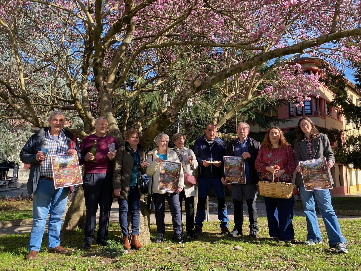La presentación del calendario de espichas, con miembros de las asociaciones vecinales.