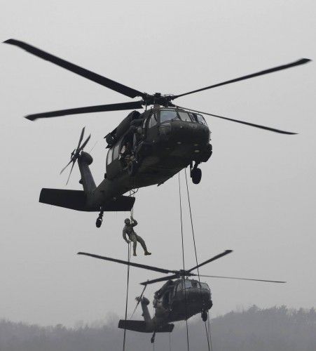 Un soldado de la Segunda División de Infantería de los Estados Unidos desciende de un helicoptero en un campo de entrenamiento en Seúl