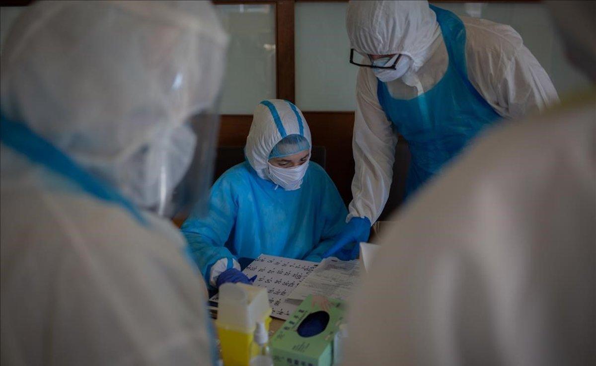 Voluntarios de Proactiva Open Arms en una residencia geriátrica de Sant Pere de Ribes.