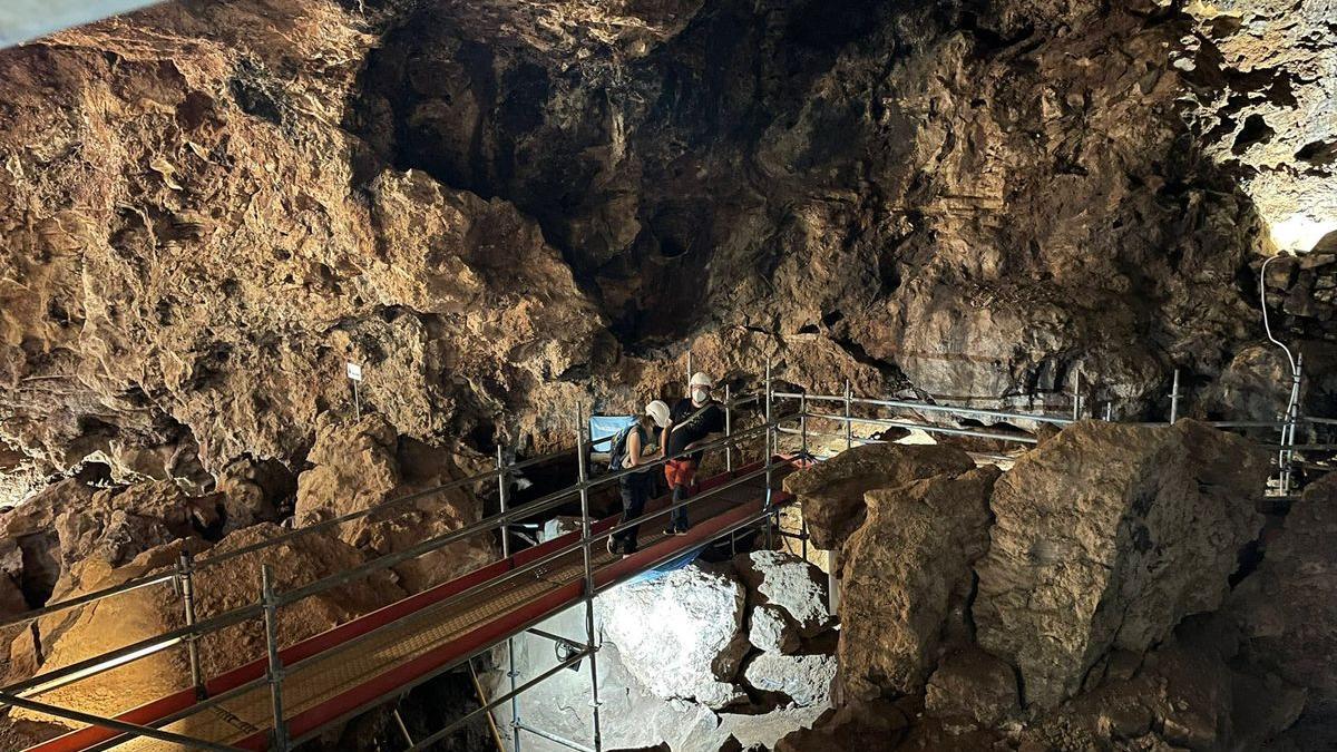 Interior de Cueva Victoria