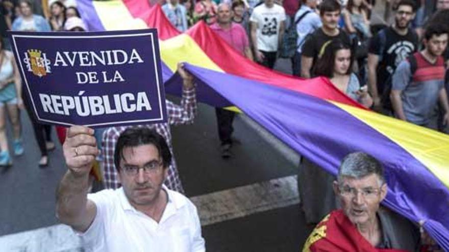 Los partidarios de la República se movilizan en las calles.