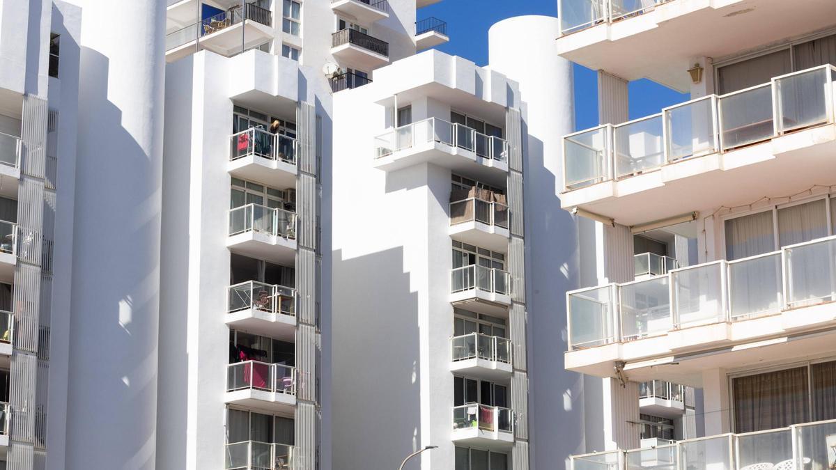 Fachadas de unos edificios en Sant Antoni.