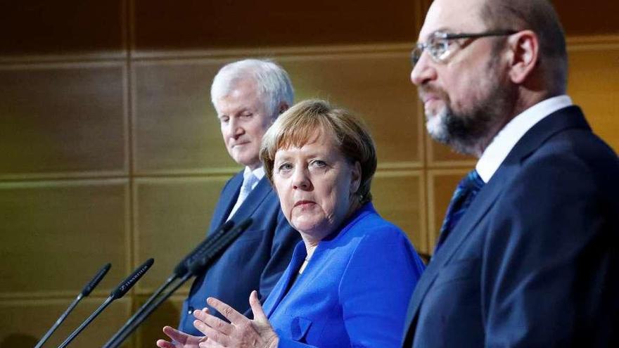 Por la izquierda, Horst Seehofer (CSU), Merkel y Schulz, presentando el acuerdo. // Reuters