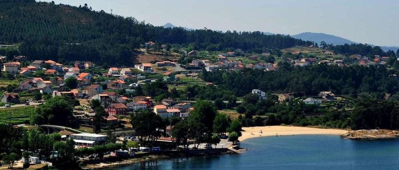 La parroquia vilagarciana de Bamio, vista desde el mar. // Iñaki Abella