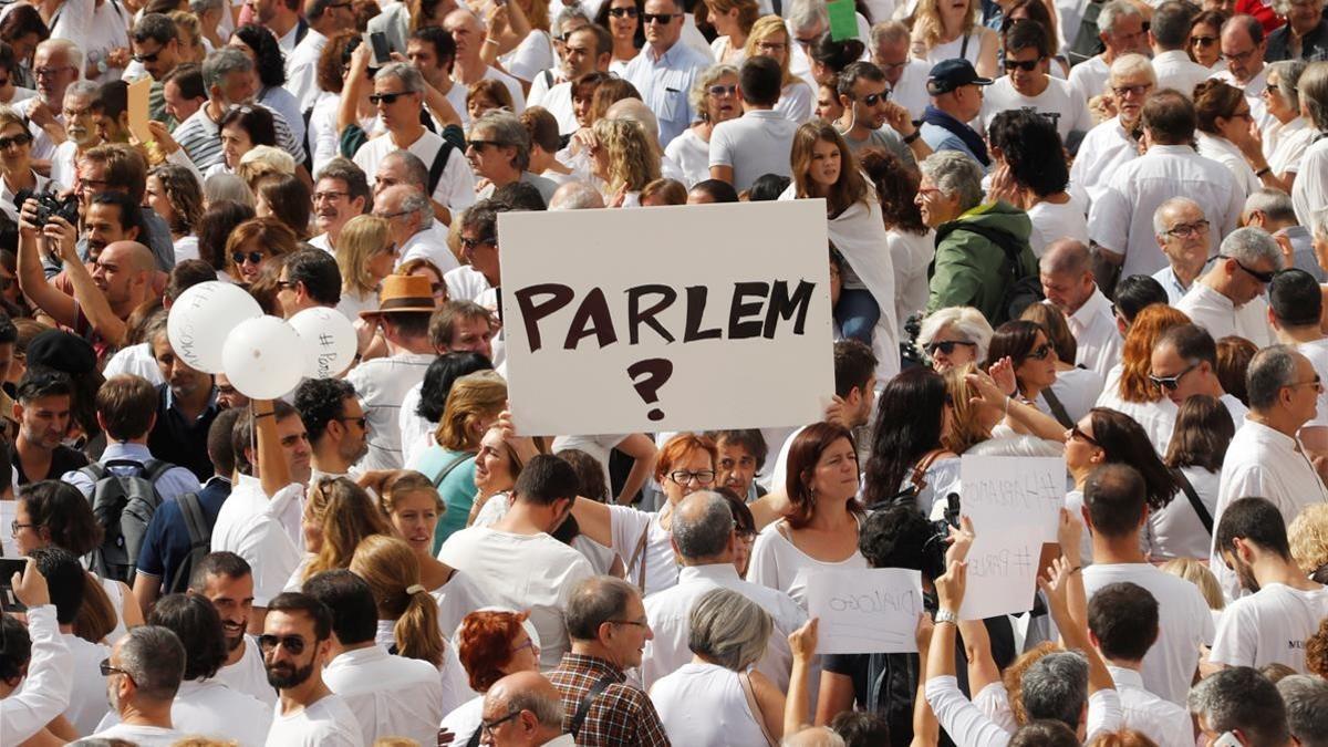 Manifestantes en Barcelona en favor del diálogo