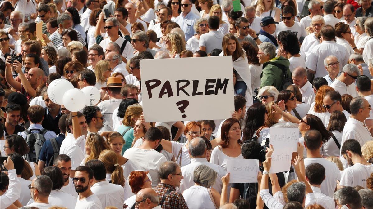 Manifestantes en Barcelona en favor del diálogo, el pasado sábado.