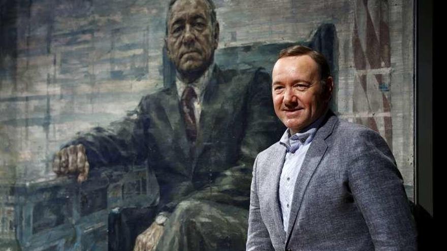 Kevin Spacey, frente a su retrato caracterizado de presidente. // Efe