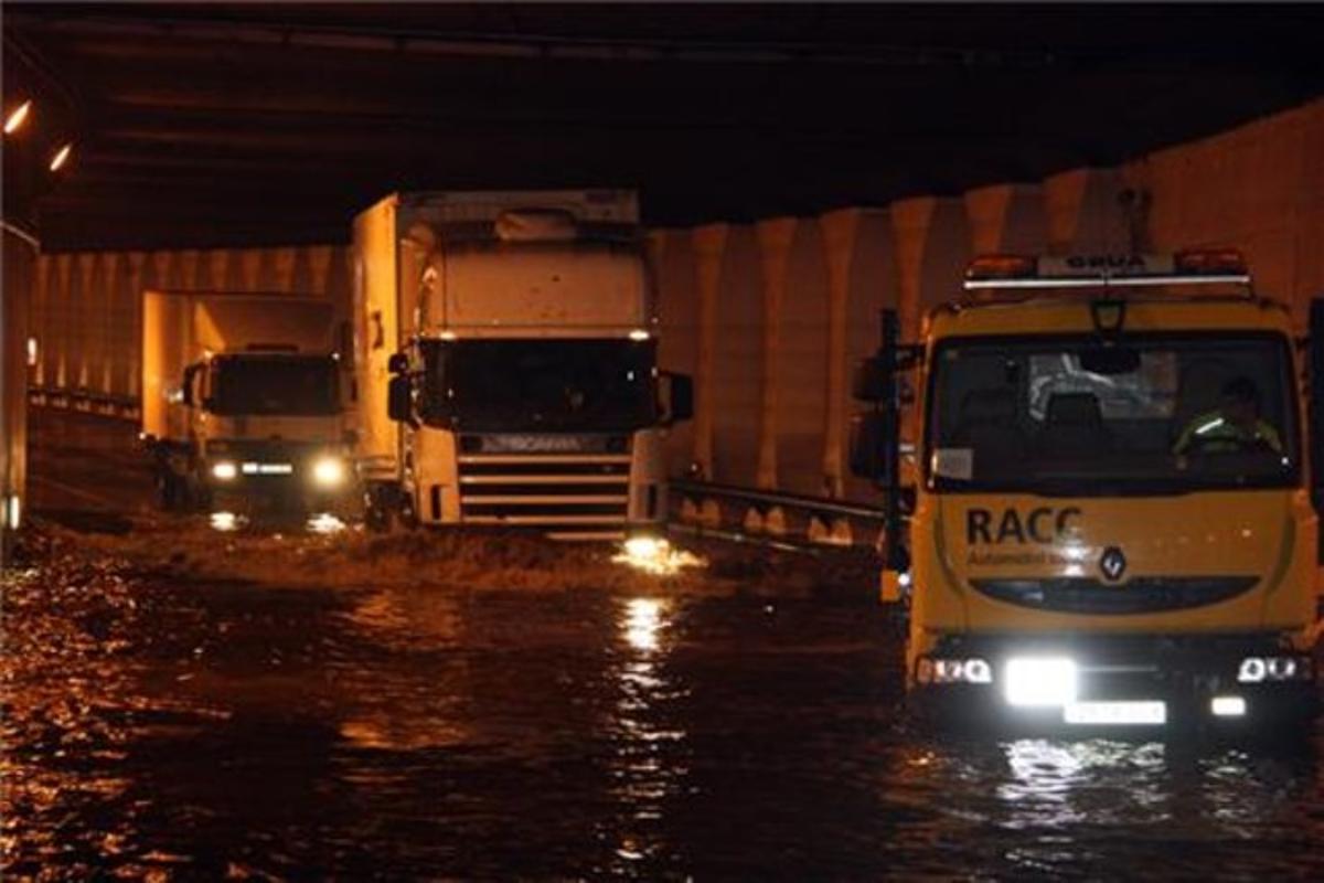 La Ronda Litoral ha estado cortada por una inundación a la altura de la Barceloneta. Los camiones son los únicos que han podido circular. La lluvia también dificulta los accesos a la ciudad.