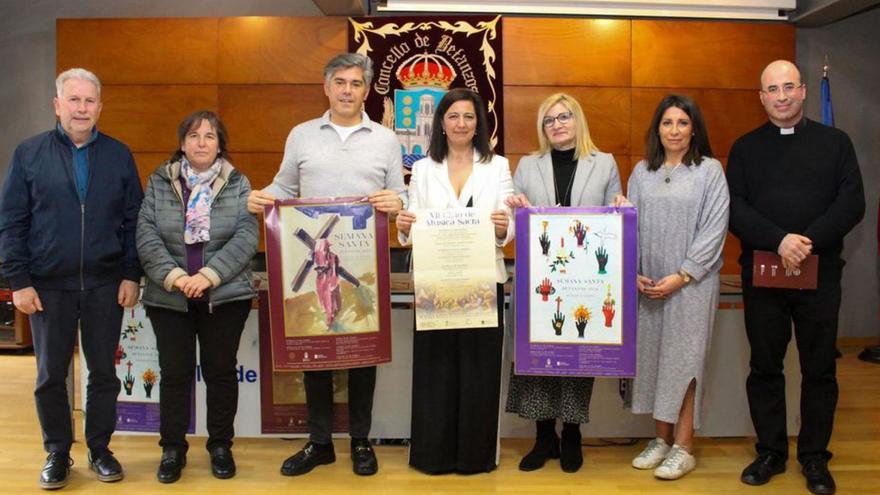 La alcaldesa y representantes de la cofradía durante la presentación.