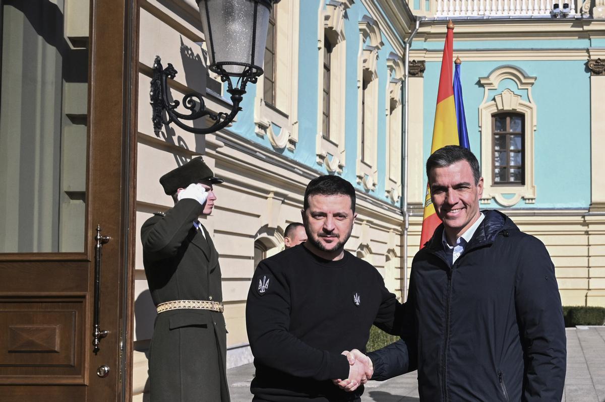 El presidente del Gobierno, Pedro Sánchez, se reúne con el presidente de Ucrania, Volodímir Zelenski, en Kiev.