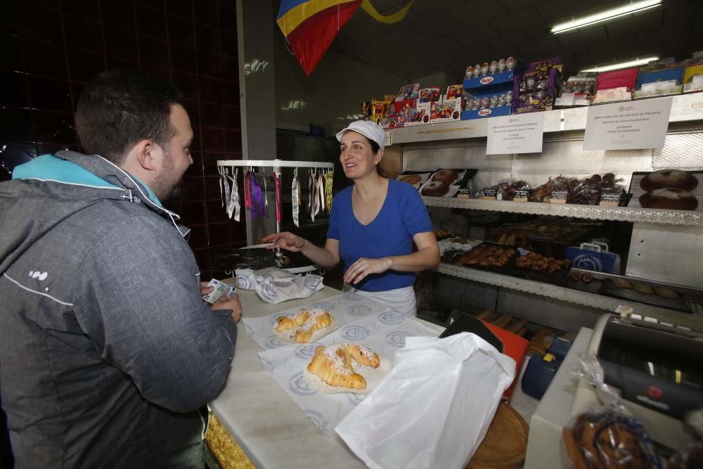 Forn de Manuela. Primer premio de monas y segundo de torta de pasas y nueces.