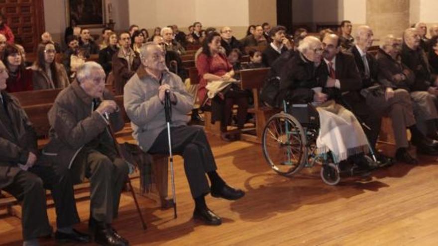 En primera fila, los hermanos fundadores que asistieron ayer al acto de homenaje, entre ellos Dionisio Alba Marcos (segundo por la derecha).