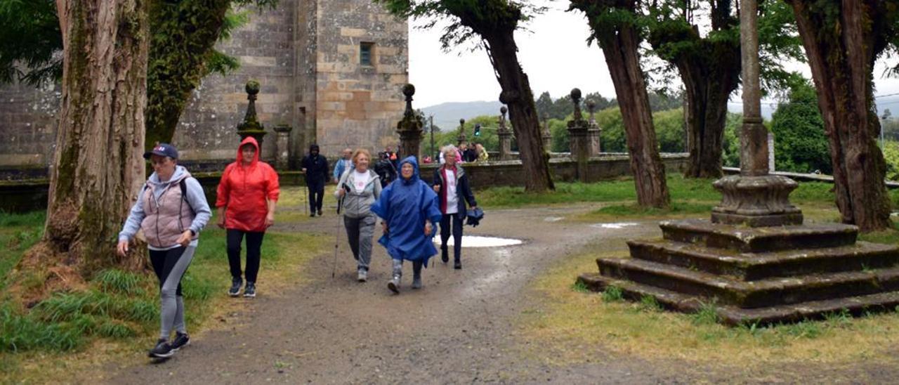 Algunos de los peregrinos valgueses, a su paso por A Escravitude, ayer.