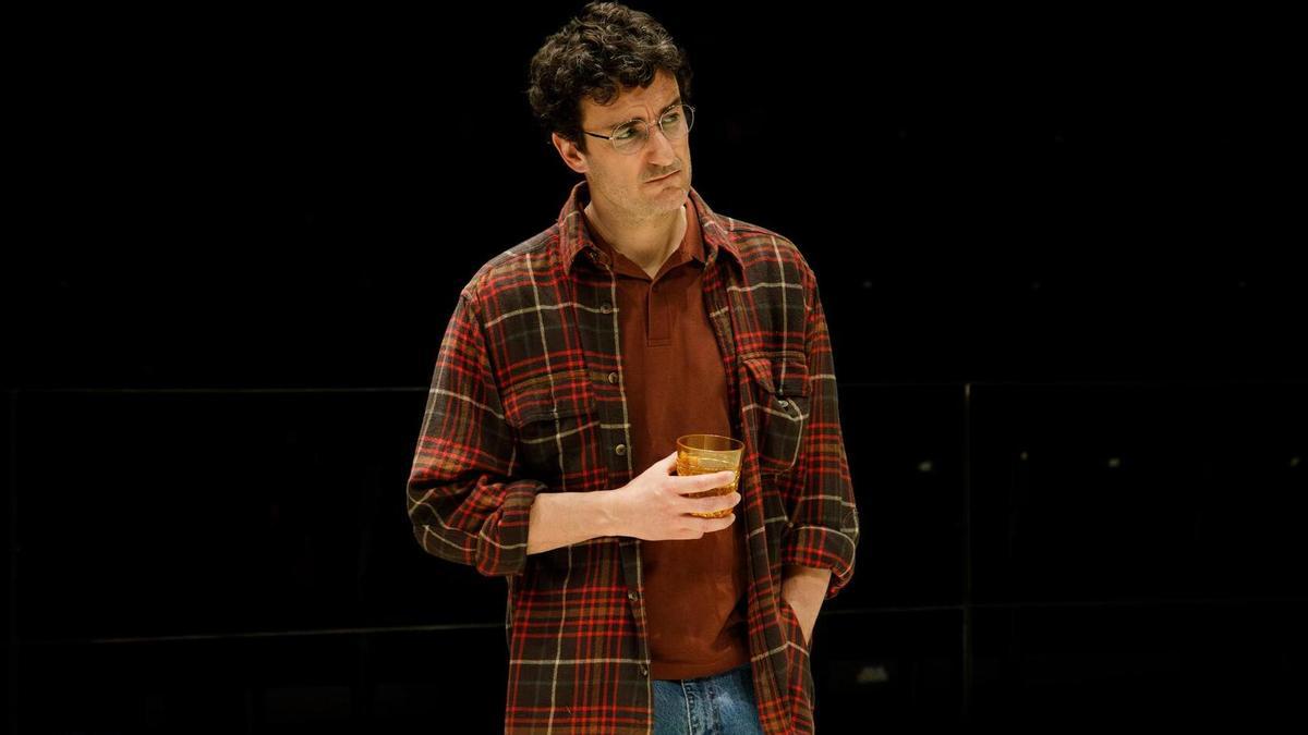 Miki Esparbé en una escena del muntatge