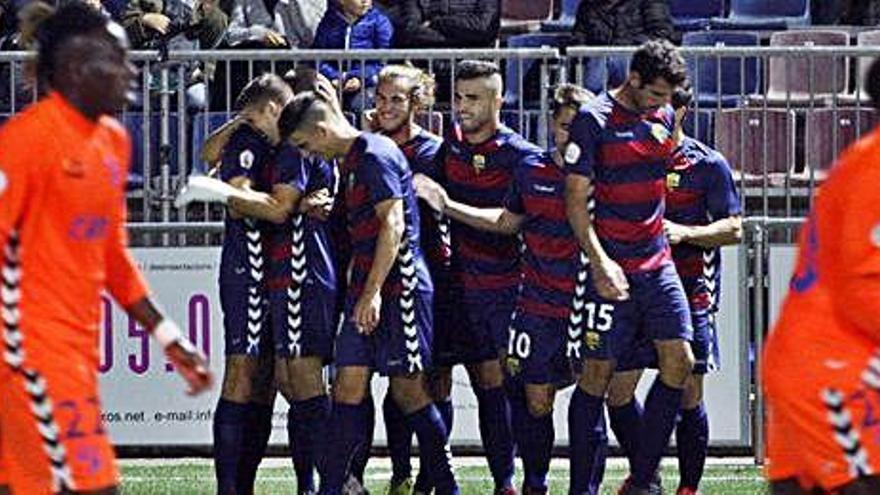 Els jugadors del Llagostera celebren la victòria contra l&#039;Ebre.