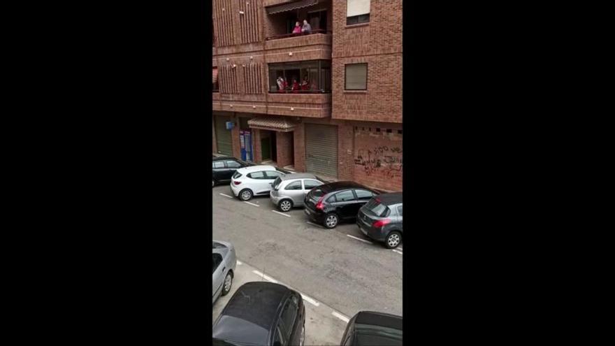 Los balcones de Torrent interpretan el Amparito Roca