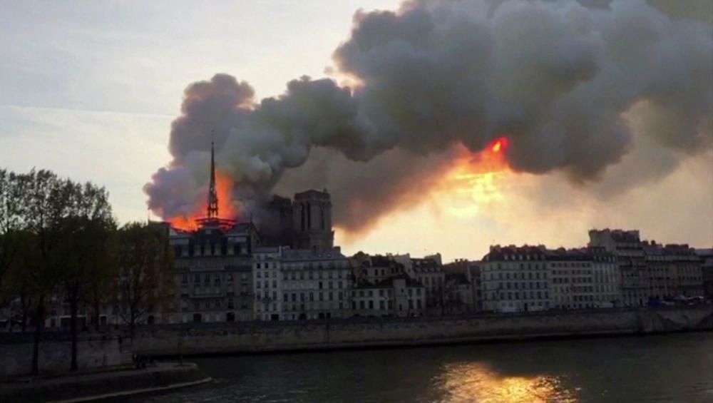 Un incendi crema Notre Dame de París