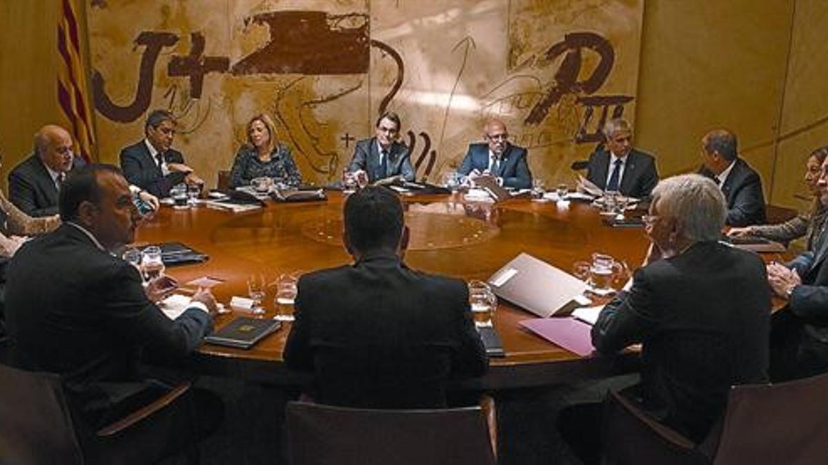 Primera reunión del Consell Executiu, ayer, en el Palau de la Generalitat.