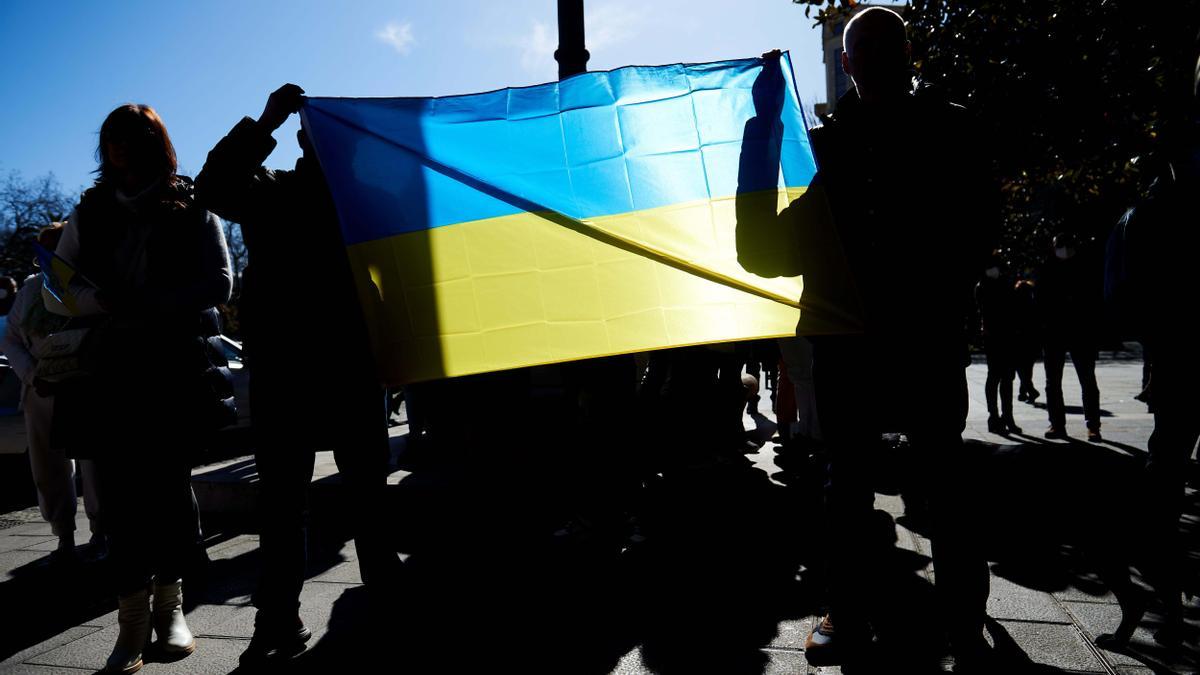 Varias personas, con una bandera de Ucrania