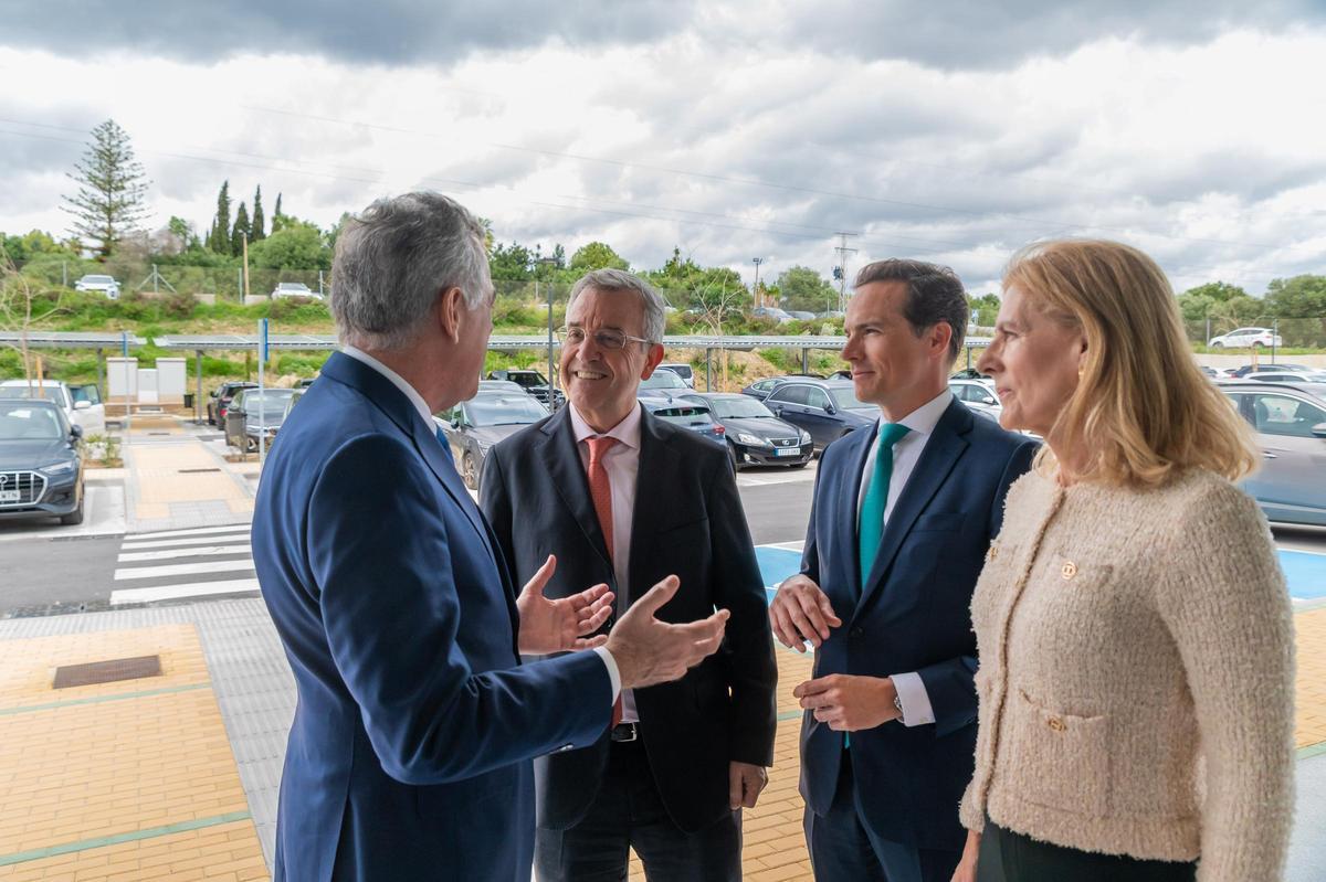 Juan José Hernández Rubio recibiendo al alcalde de Estepona