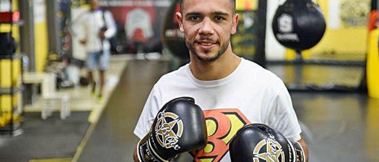 El boxeador grancanario Aramis Torres posa, ayer, en el gimnasio Pera Boxing de Tamaraceite.