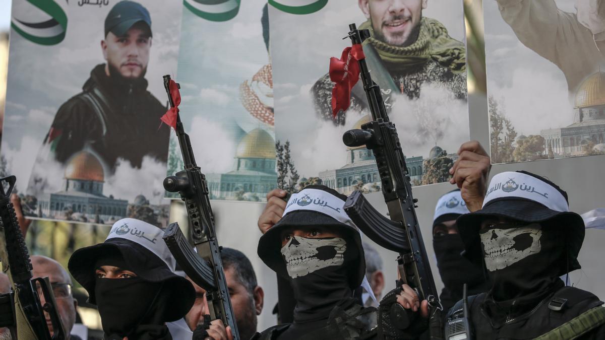 Milicianos de la Guarida de los Leones durante los preparativos de las celebraciones del 35 aniversario de la fundación de Hamas, en la ciudad de Gaza, el pasado 10 de diciembre.
