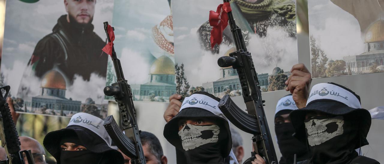 Milicianos de la Guarida de los Leones durante los preparativos de las celebraciones del 35 aniversario de la fundación de Hamas, en la ciudad de Gaza, el pasado 10 de diciembre.