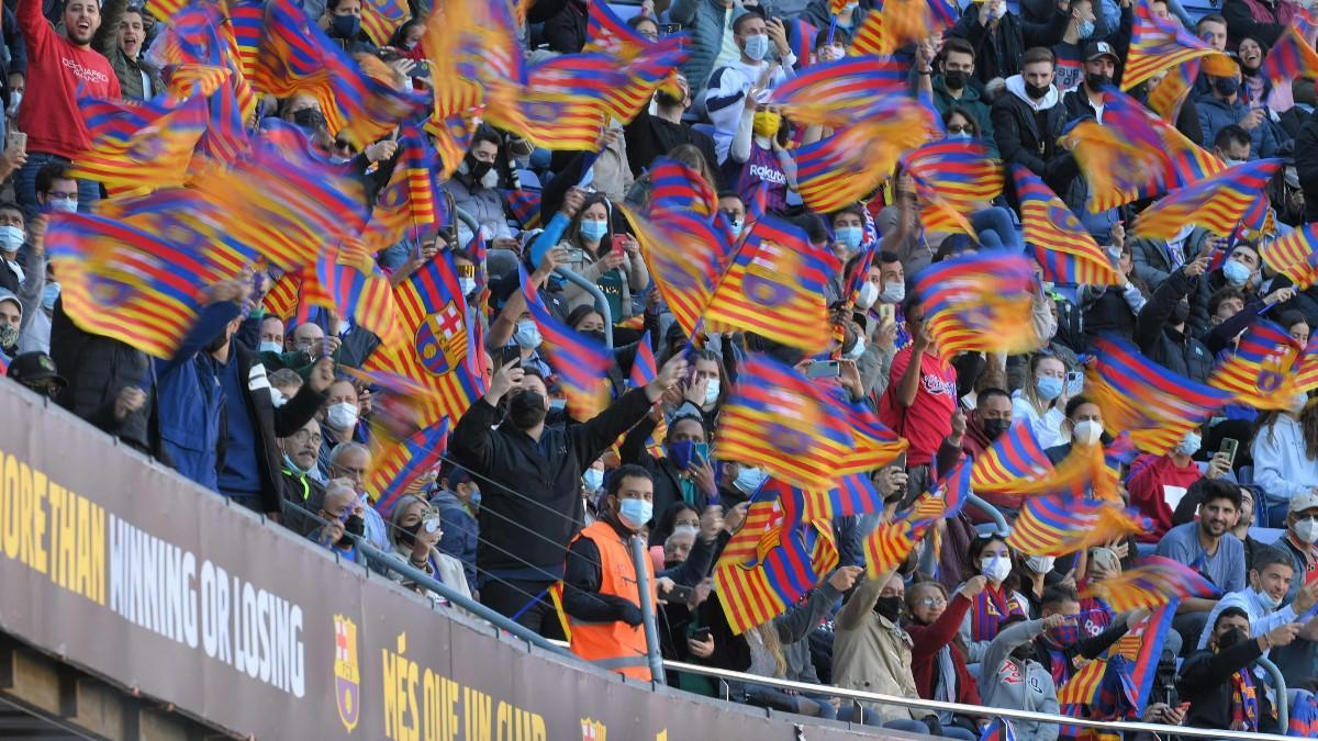 La afición blaugrana durante la presentación de Xavi Hernández