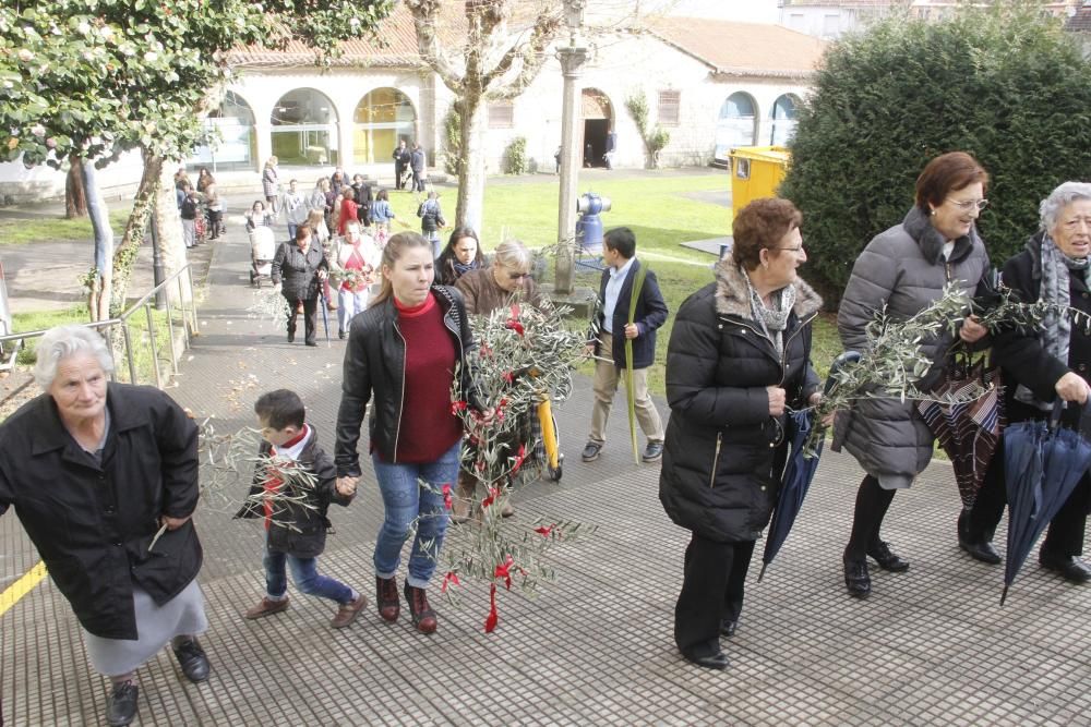 Fieles a la salida de la iglesia de San José en Bueu.