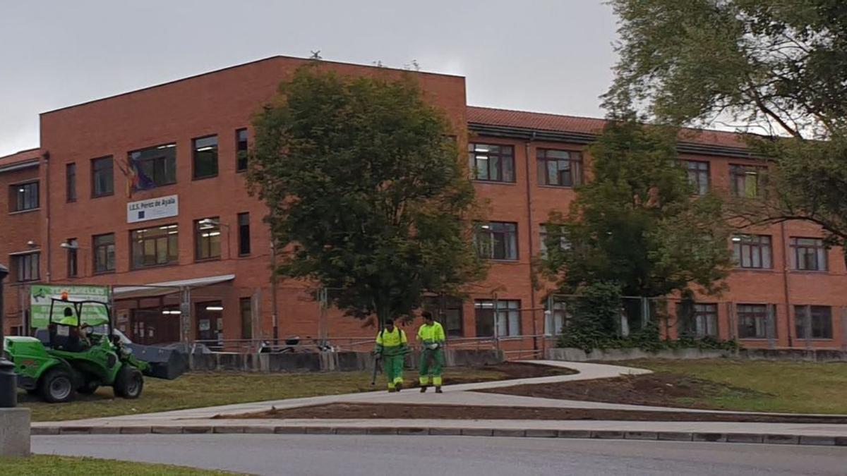 Operarios de parques y jardines trabajando en torno al nuevo acceso al IES Pérez de Ayala de Ventanielles . | LNE