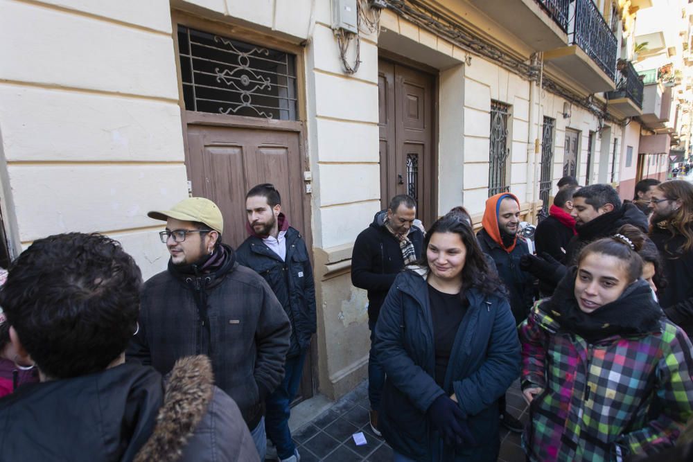 Paralizan el desahucio de una familia en el Cabanyal