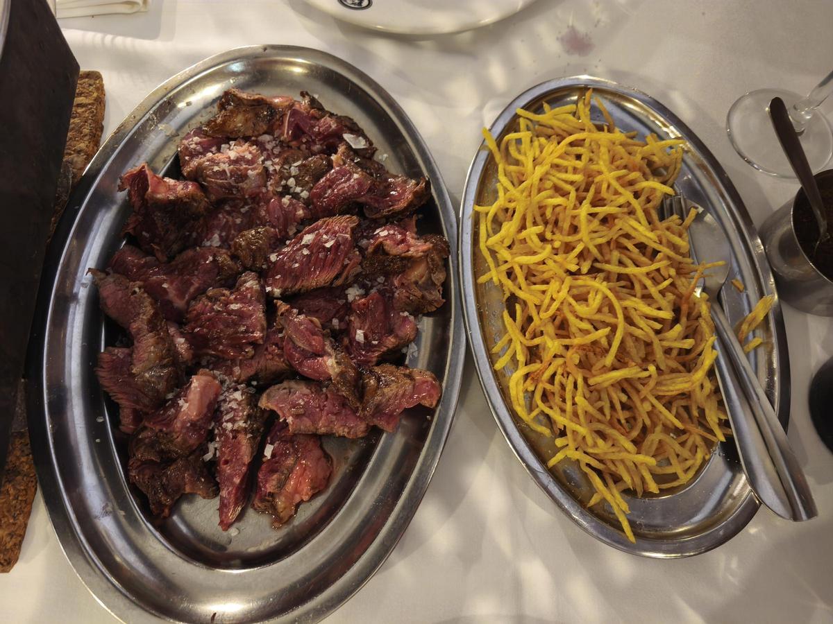 La carne y las papas paja.